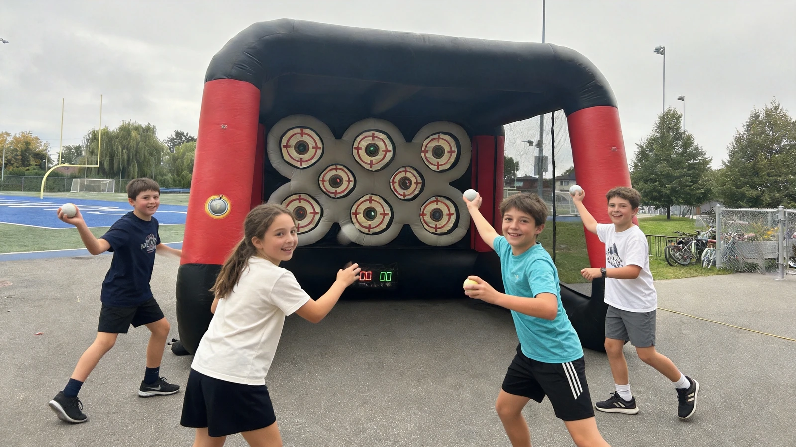 fête d'anniversaire pour enfants. lancer un ballon au jeu. s'amuser et enfant 9 a 13 ans